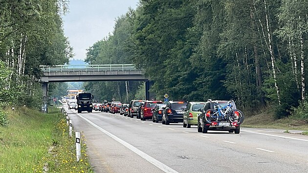 Při nehodě dvou osobních aut u Votic se zranilo pět lidí, jeden těžce. Silnice byla uzavřená a začaly se tvořit kolony. (30. července 2022)