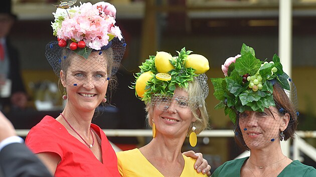 Tradiční součástí setkání evropské šlechty na karlovarském dostihovém závodišti je přehlídka a soutěž dámských klobouků. (30. července 2022)