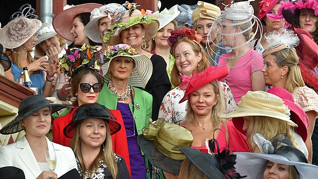 Tradiční součástí setkání evropské šlechty na karlovarském dostihovém závodišti je přehlídka a soutěž dámských klobouků. (30. července 2022)