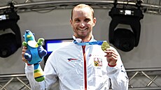 Český kajakář Vít Přindiš se zlatou medailí z MS ve vodním slalomu v Augsburgu.