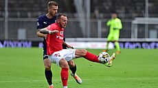 Jakub Řezníček si kryje míč v utkání Zbrojovky Brno proti Slovácku.