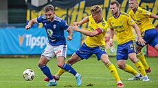 Tomáš Ladra (vlevo) a Václav Procházka bojují o míč v zápase Zlín versus Mladá...