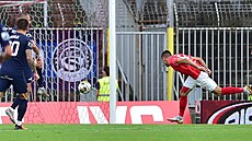 Jakub P�ichystal z Brna skóruje v zápase proti Slovácku.