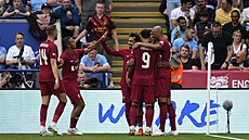 Fotbalisté Liverpoolu slaví gól proti Manchesteru City.