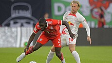 Dayot Upamecano z Bayernu odolává ataku Emila Forsberga z Lipska v zápase...