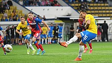 Jakub Urbanec rozehrává pokutový kop.