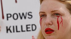 P�íbuzní v�zn�ných obránc� Azovstalu demonstrovali v Kyjev�. Ze zavra�d�ní...