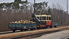 Motorový vozík MUV 69.2 zachycen p�i pr�jezdu �elezni�ní stanicí Rak�ice p�i �i�t�ní trat� od náletových d�evin. (7. 3. 2022)