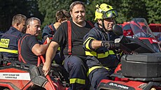 Profesionální i dobrovolní hasiči odvádějí na místě požáru fyzicky i psychicky...