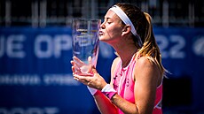 Česká tenistka Marie Bouzková se raduje z vítězství na turnaji v Praze.