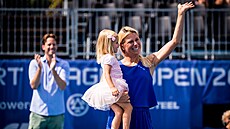 Bývalá tenistka Andrea Sestini Hlaváčková se při ceremoniálu na turnaji v Praze...