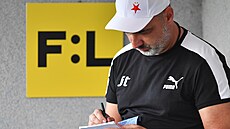 Trenér Slavie Jind�ich Trpi�ovský p�i zápase s Hradcem Králové.