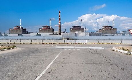 Celkový pohled na jadernou elektrárnu Záporoí na území pod ruskou vojenskou...