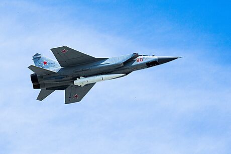 Ruský MiG-31K nese hypersonickou stelu Kindál.