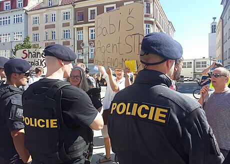 Policisté dohlíejí na mítinku poslance Andreje Babie (ANO), 4. srpna 2022 v...