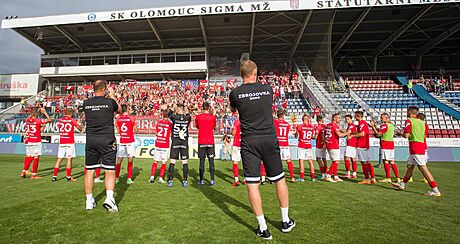 Brnntí fotbalisté se radují s fanouky po výhe v Olomouci.