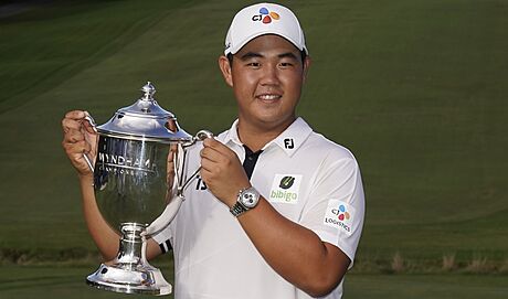Korejský golfista Kim u-hjong s trofejí pro vítze turnaje v Greensboro.
