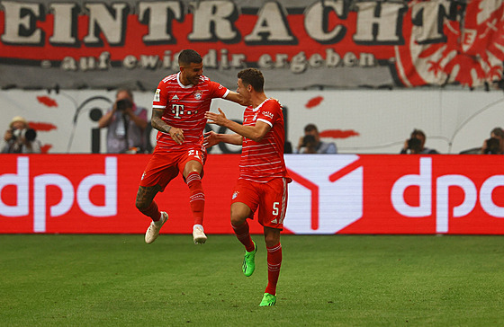 Benjamin Pavard (vpravo) a Lucas Hernández z Bayernu oslavují gól na hiti...
