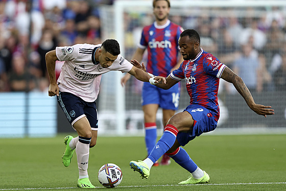 Gabriel Martinelli (vlevo) z Arsenalu a Jordan Ayew z Crystal Palace.