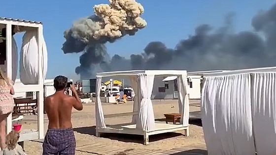 Na Krymu explodují a hoří ruská letecká základna