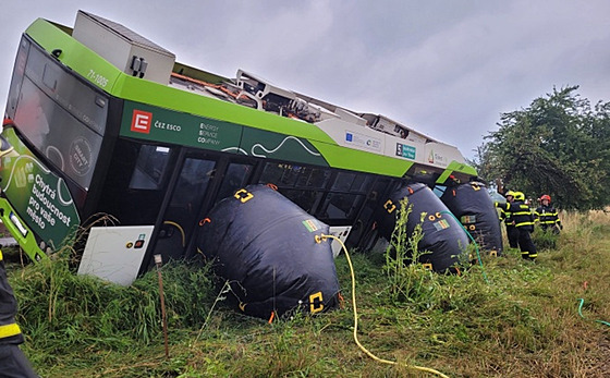 Ti jednotky hasi vyproovaly elektroautobus z píkopu na Frýdecko-Místecku....