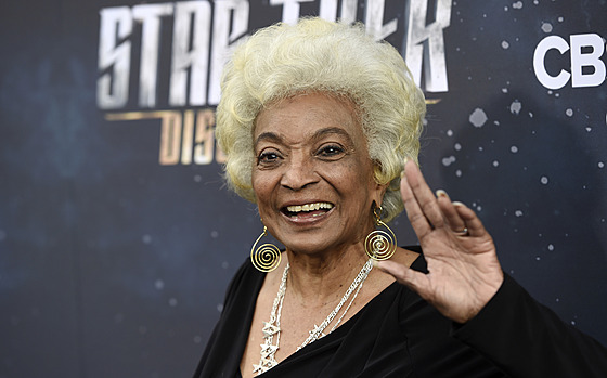 Nichelle Nicholsová (zcela vpravo) v seriálu Star Trek.  Snímek z roku 2017