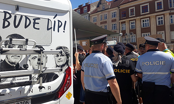 Policisté dohlíejí na situaci na mítinku Andreje Babie v Táboe. (4. srpna...