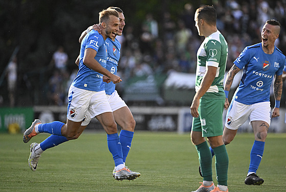 Ostravský útoník Nemanja Kuzmanovi slaví gól proti Bohemians.