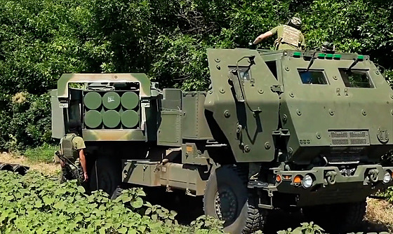 Ukrajinští vojáci s raketometem HIMARS poskytnutým USA (5. července 2022)