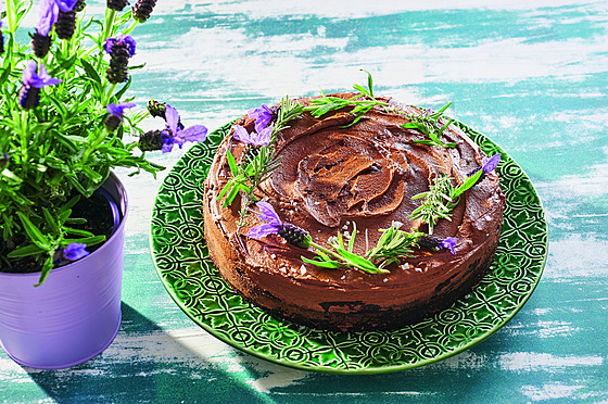 Czketový dort s čokoládou nejlépe chutná čerstvý, podávaný v pokojové teplotě.