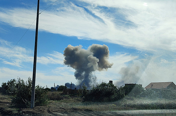 Stoupající kouř po explozích, které byly slyšet od ruské vojenské základny u...