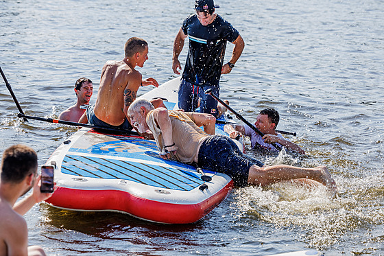 Na vod. Petr Pavel na paddleboardu v doprovodu kajakáe Vavince Hradilka,...