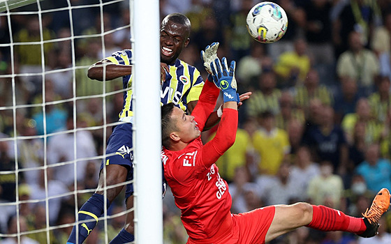 Branká� Filip Nguyen ze Slovácka zasahuje v utkání 3. p�edkola Evropské ligy...