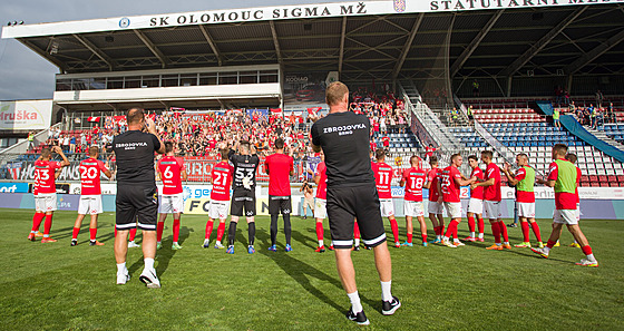 Brnntí fotbalisté se radují s fanouky po výhe v Olomouci.