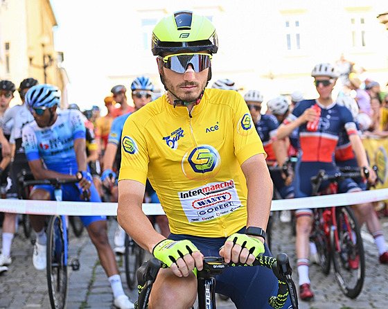 LÍDR. Lorenzo Rota eká na start tvrté etapy Sazka Tour.