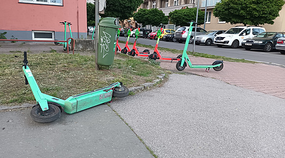 Sdílené kolobky asto blokovaly stojany pro kola.