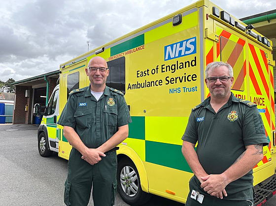 Záchranái Záchranné sluby východní Anglie (EEAST) Shaun Whittington (vlevo) a...
