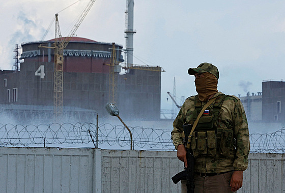 Voják v areálu Záporožské jaderné elektrárny (1. května 2022)