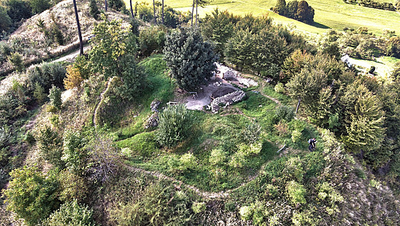 Stedovký hrad Nový aumburk stával v katastru obce Podhradní Lhota.