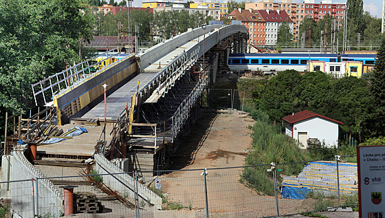 Nová lávka pro pí, která vzniká pes kolejit chebského elezniního nádraí.