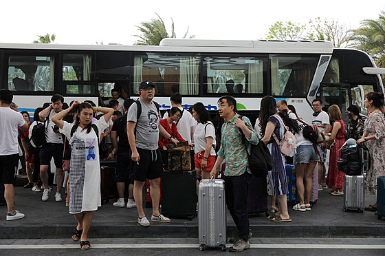 Turisté v oblíbeném ínském pímoském letovisku San-ja (26. listopad 2020)