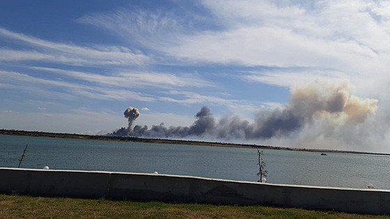 Stoupající kou po explozích, které byly slyet od ruské vojenské základny u...