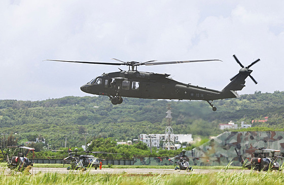 Vrtulník UH-60 Black Hawk tchajwanské armády, která poádá obranné cviení. (9....