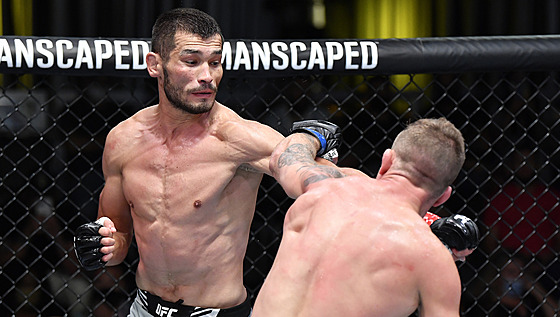 Uzbecký MMA zápasník Makhmud Muradov v souboji s Amerianem Geraldem...