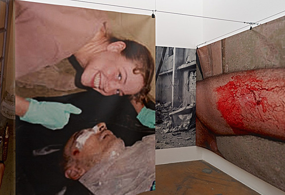 Berlínská výstava fotografií zachycujících americké vojáky, kteí týrají irácké...