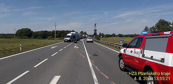 Tragická nehoda na Tachovsku. Mladý motorká zemel po sráce s osobním autem.