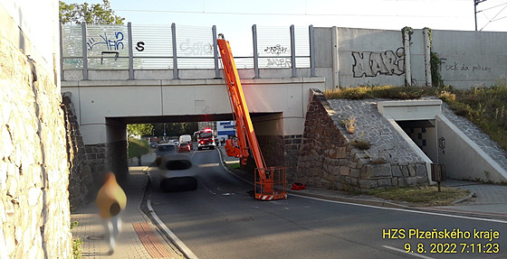 Auto s vysunutou plošinou nezvládlo projet pod mostem v Rokycanech a plošina se...