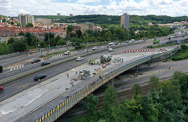 Stavbaři žádají tři týdny navíc na opravu Barrandovského mostu, TSK je proti