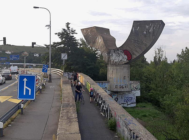 Od Barrandovského mostu zmizel billboard zakrývající hodnotnou sochu