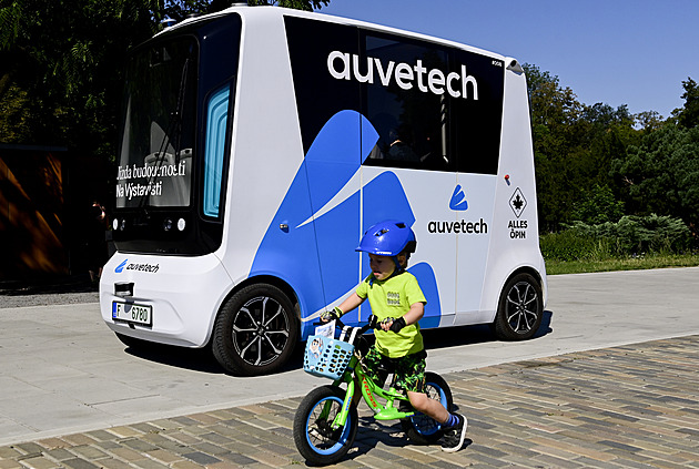 Na Výstavišti zájemce vozí samořídicí minibus, umí se vyhnout překážkám